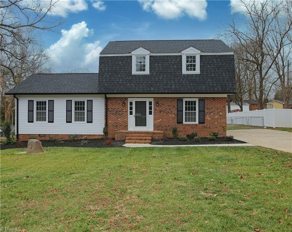 view of front of house featuring a front yard