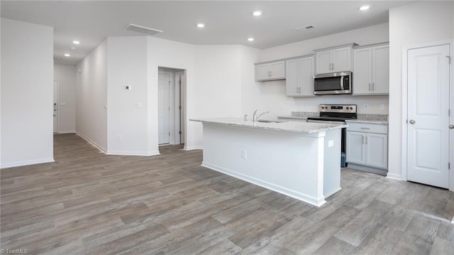 1914 Frost Dr, Haw River, NC 27258 - kitchen with appliances with stainless steel finishes, light wood-type flooring, an island with sink, recessed lighting, and a sink