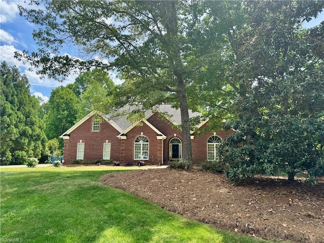 view of front facade featuring a front lawn and brick siding