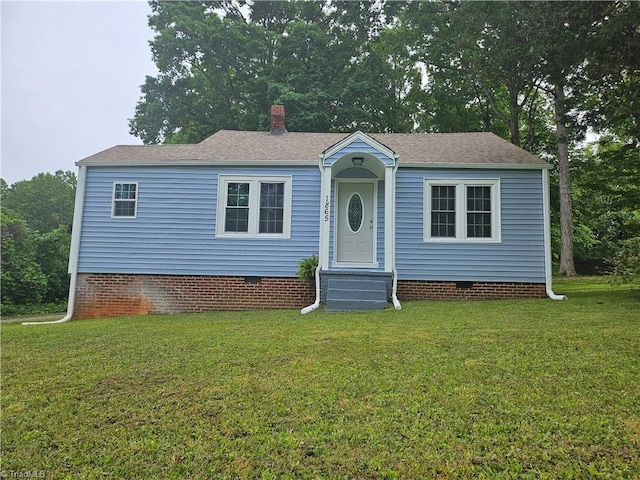 view of front of property with a front lawn