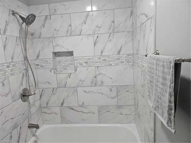 bathroom with tiled shower / bath combo