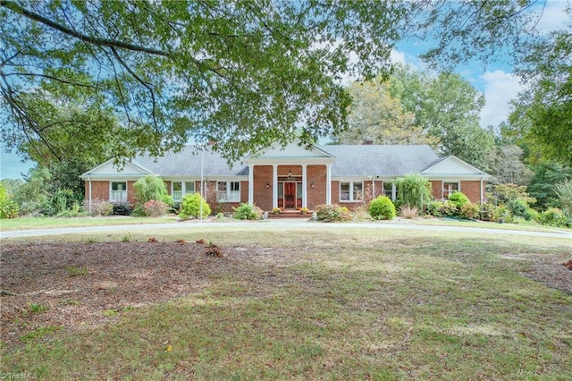 ranch-style house featuring a front yard