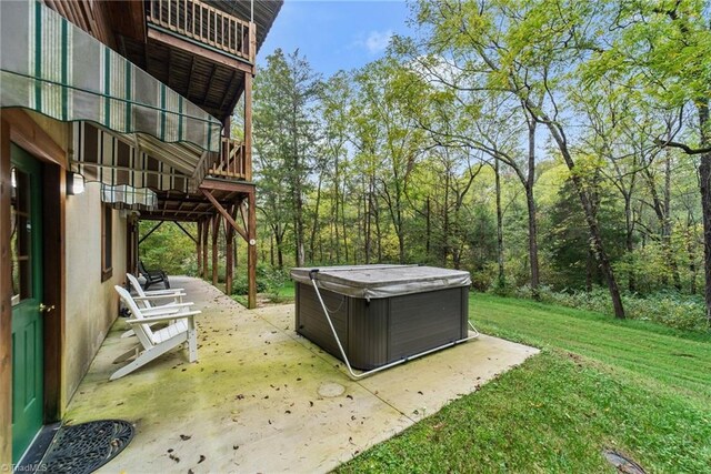 view of yard featuring a hot tub and a patio area