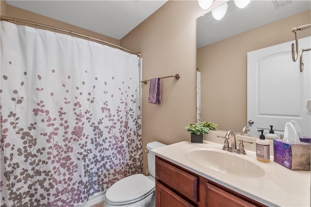 full bathroom featuring toilet, a shower with curtain, visible vents, and vanity