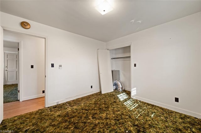 unfurnished bedroom featuring baseboards and a closet