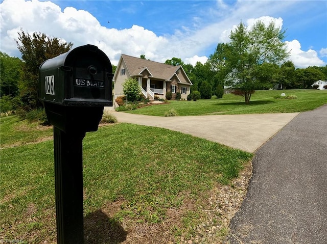 view of front of house featuring a front lawn