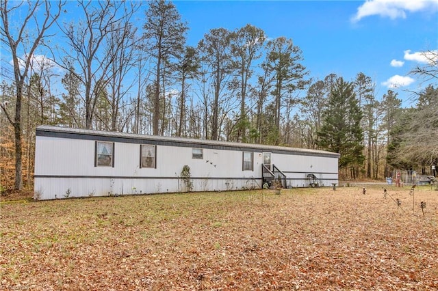 manufactured / mobile home with a front yard