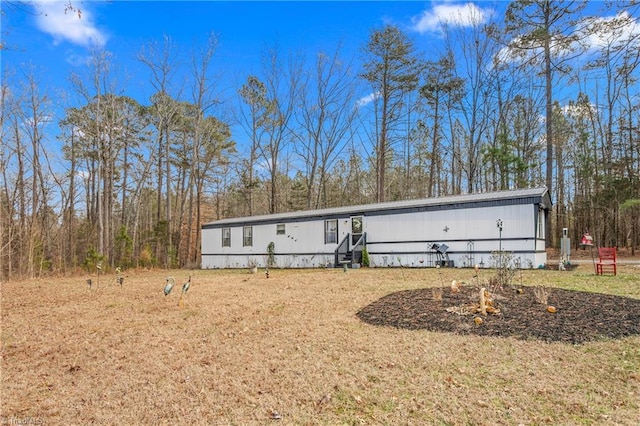 manufactured / mobile home featuring a front lawn