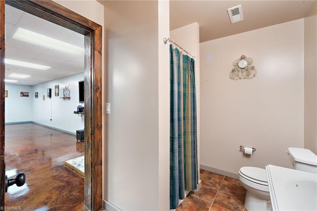full bath featuring baseboards, toilet, curtained shower, and visible vents