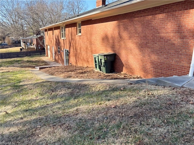 view of side of property featuring a lawn