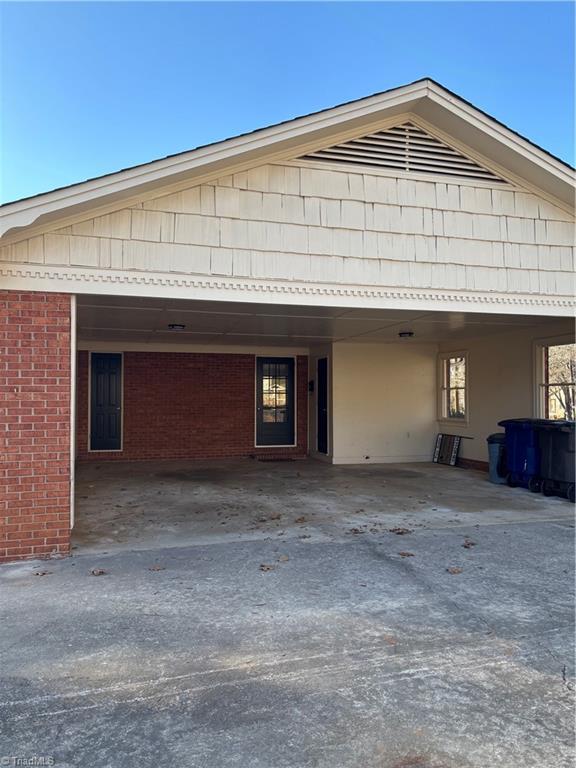 view of front facade featuring a carport