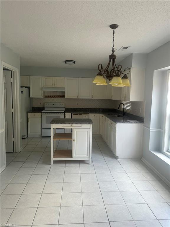 kitchen with light tile patterned floors, a chandelier, sink, decorative light fixtures, and white appliances