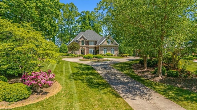 view of front of home featuring a front lawn and driveway