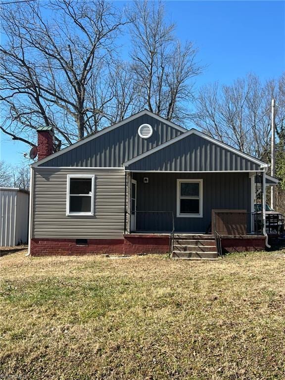 view of front of home featuring a front lawn and covered porch