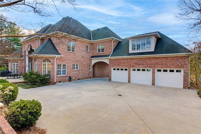 view of front facade featuring a garage