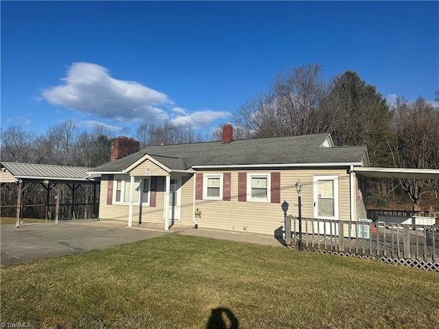 view of front of home featuring a front yard and a carport