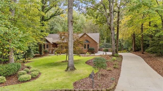 view of front of property featuring a front lawn