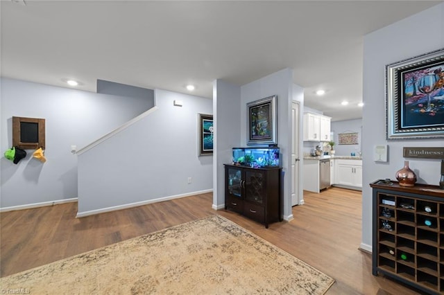 living area featuring recessed lighting, wood finished floors, and baseboards