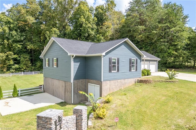 view of front facade featuring a front yard and a garage