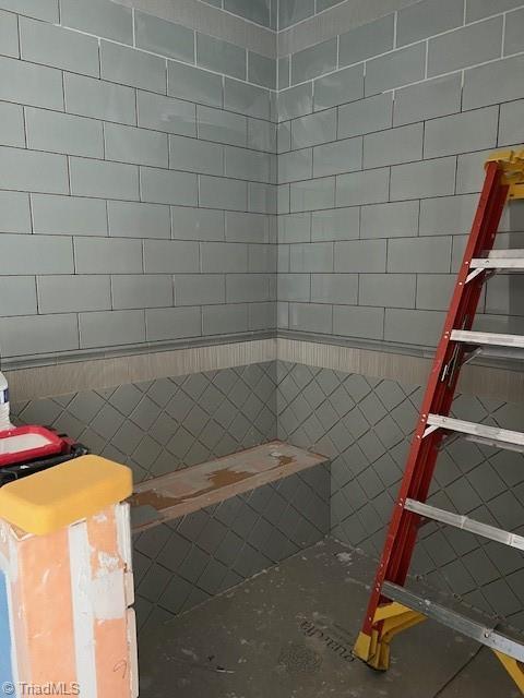 7920 Valley View Dr, Clemmons, NC 27012 - bathroom with tile walls
