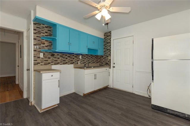 kitchen with freestanding refrigerator, dark wood finished floors, backsplash, and ceiling fan