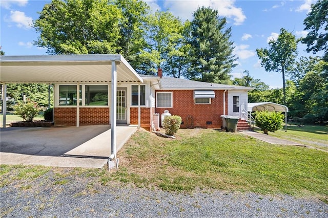 view of front of home featuring a front lawn