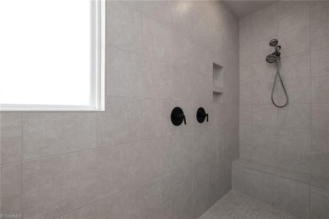 bathroom featuring a tile shower