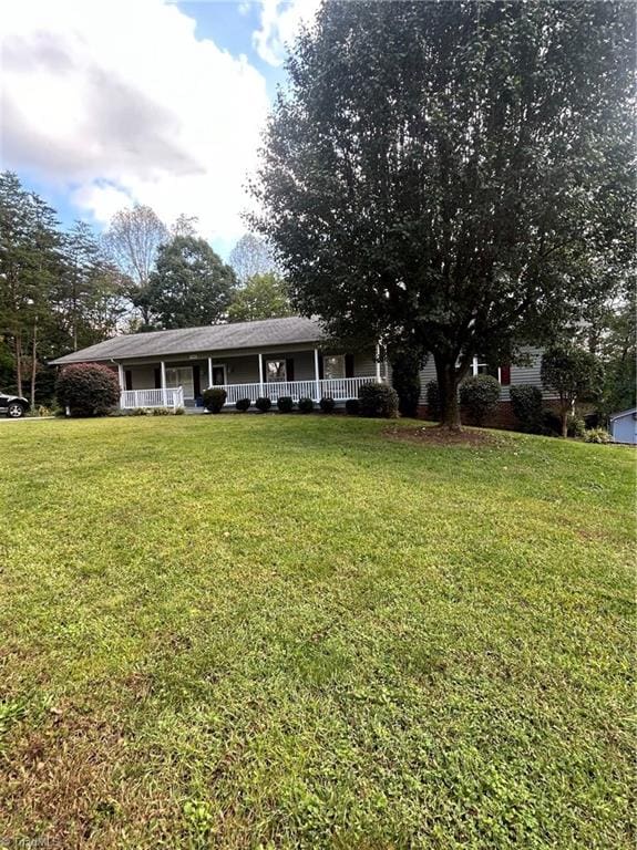 view of front facade with a front yard