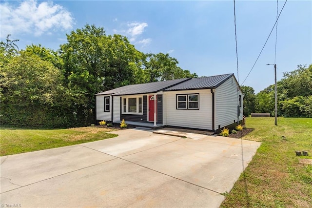 705 Laurel Ave, Lexington, NC 27292 - view of front of house featuring metal roof, driveway, and a front lawn