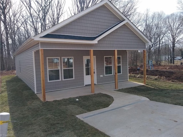 view of front facade featuring a front yard and covered porch