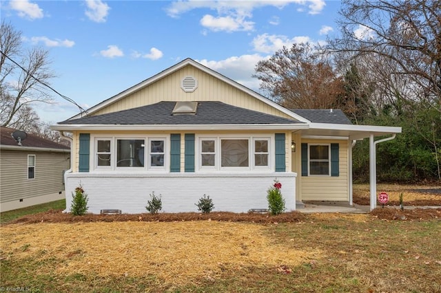 view of front of property with a front lawn