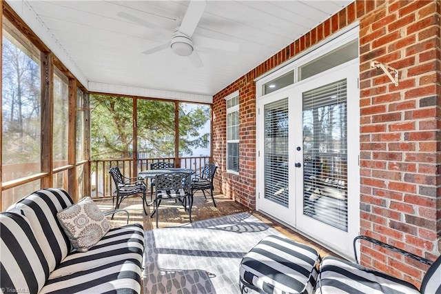 sunroom with ceiling fan