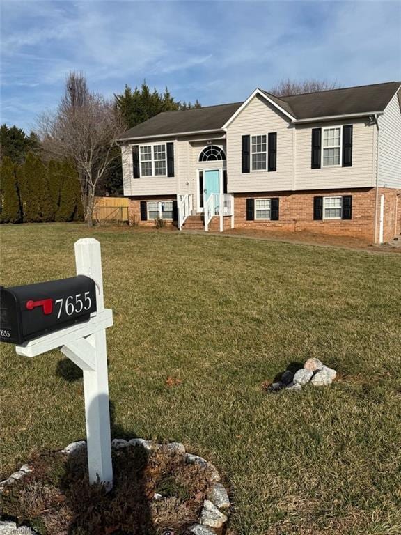 split foyer home featuring a front lawn