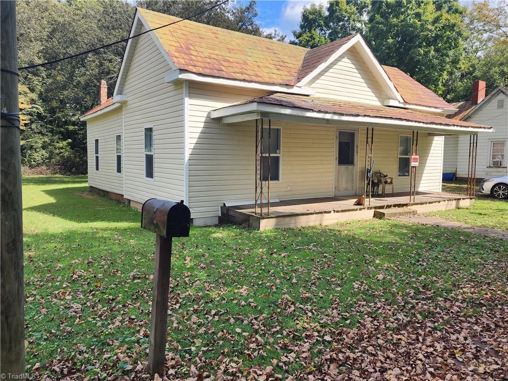 view of front of property with a front lawn