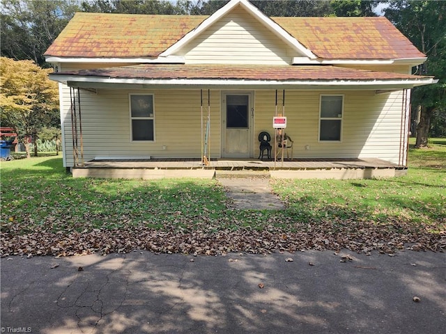 view of front facade featuring a front lawn and covered porch