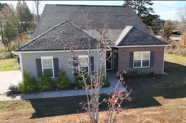 view of front of house with a front lawn