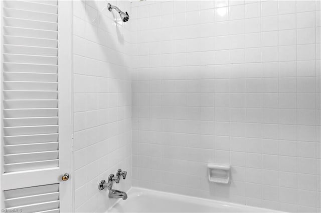 bathroom with tiled shower / bath