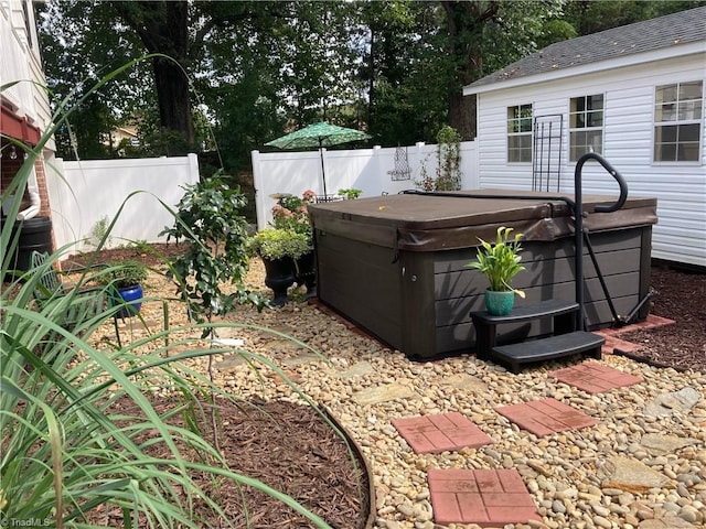 view of yard with a hot tub