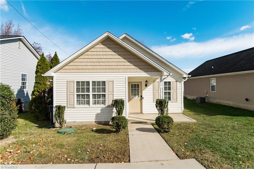 bungalow-style house with a front yard