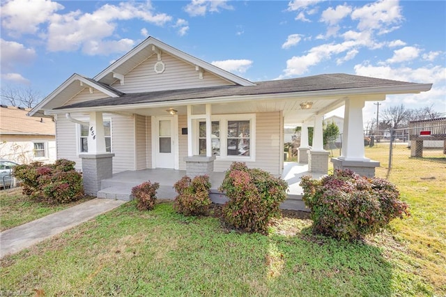 view of front facade featuring covered porch and a front lawn