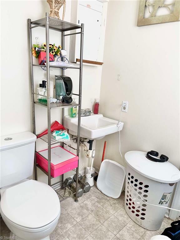 bathroom featuring toilet and sink