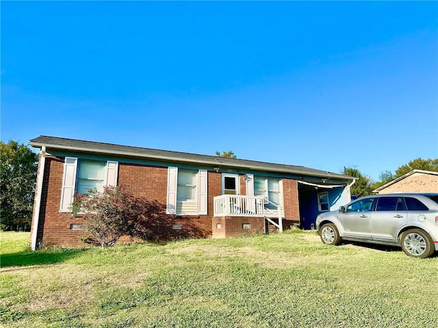 view of front of home featuring a front lawn