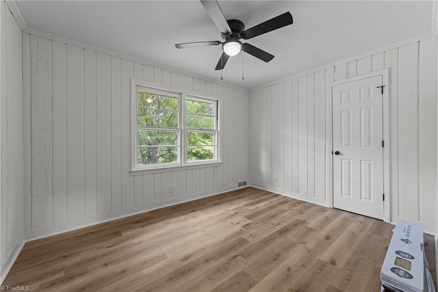 unfurnished bedroom featuring light wood-type flooring, a ceiling fan, and baseboards