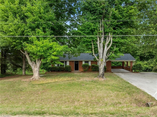 view of front of home featuring driveway, a front yard, and a shingled roof