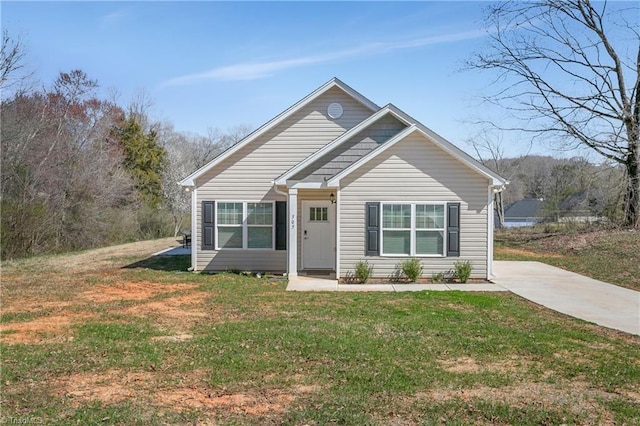 view of front of house featuring a front yard