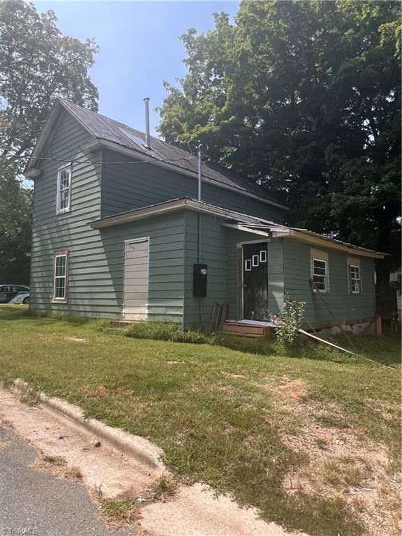 view of front of property with a front yard