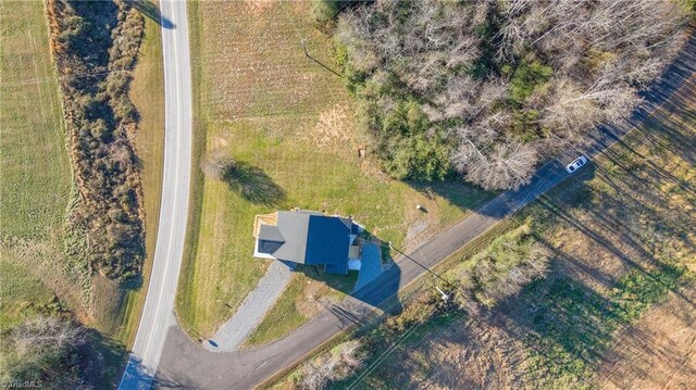 view of front of property featuring a front lawn