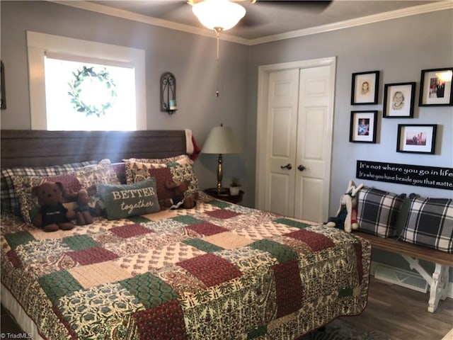 bedroom featuring a closet, ceiling fan, ornamental molding, and hardwood / wood-style flooring