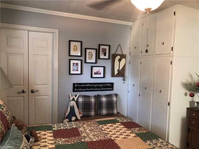 bedroom with ceiling fan, a textured ceiling, and ornamental molding