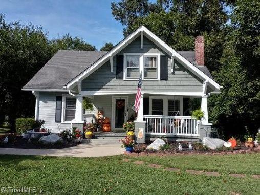 view of front of property with a porch and a front yard